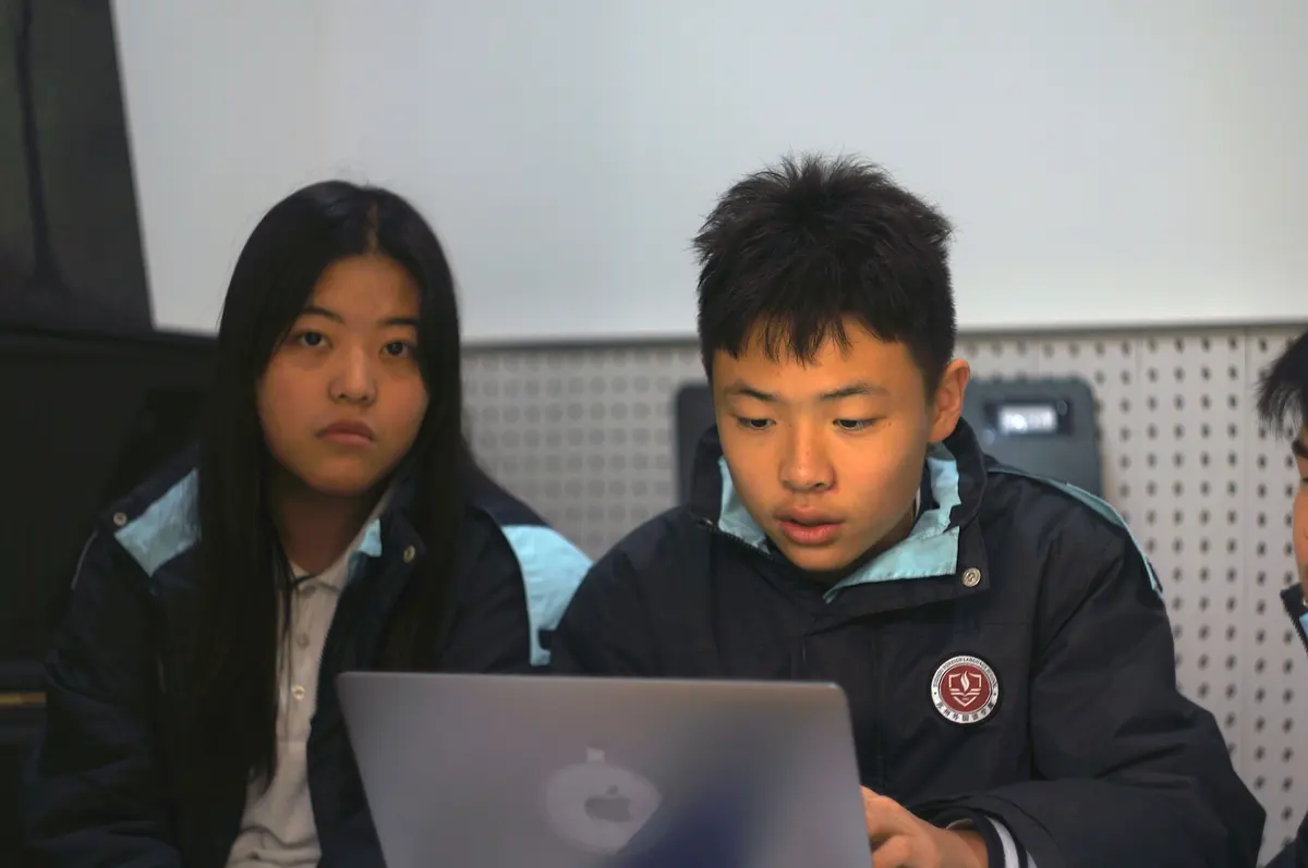 两名学生使用电脑参加双向课堂学习