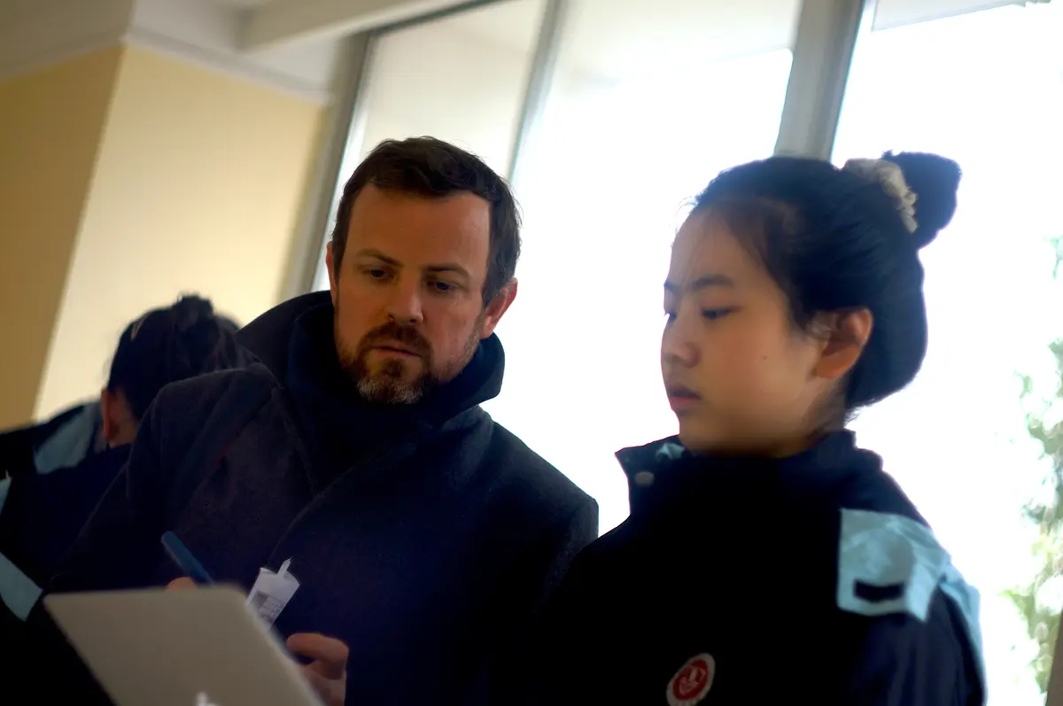 学生与外籍教师或项目人员在课堂内交流