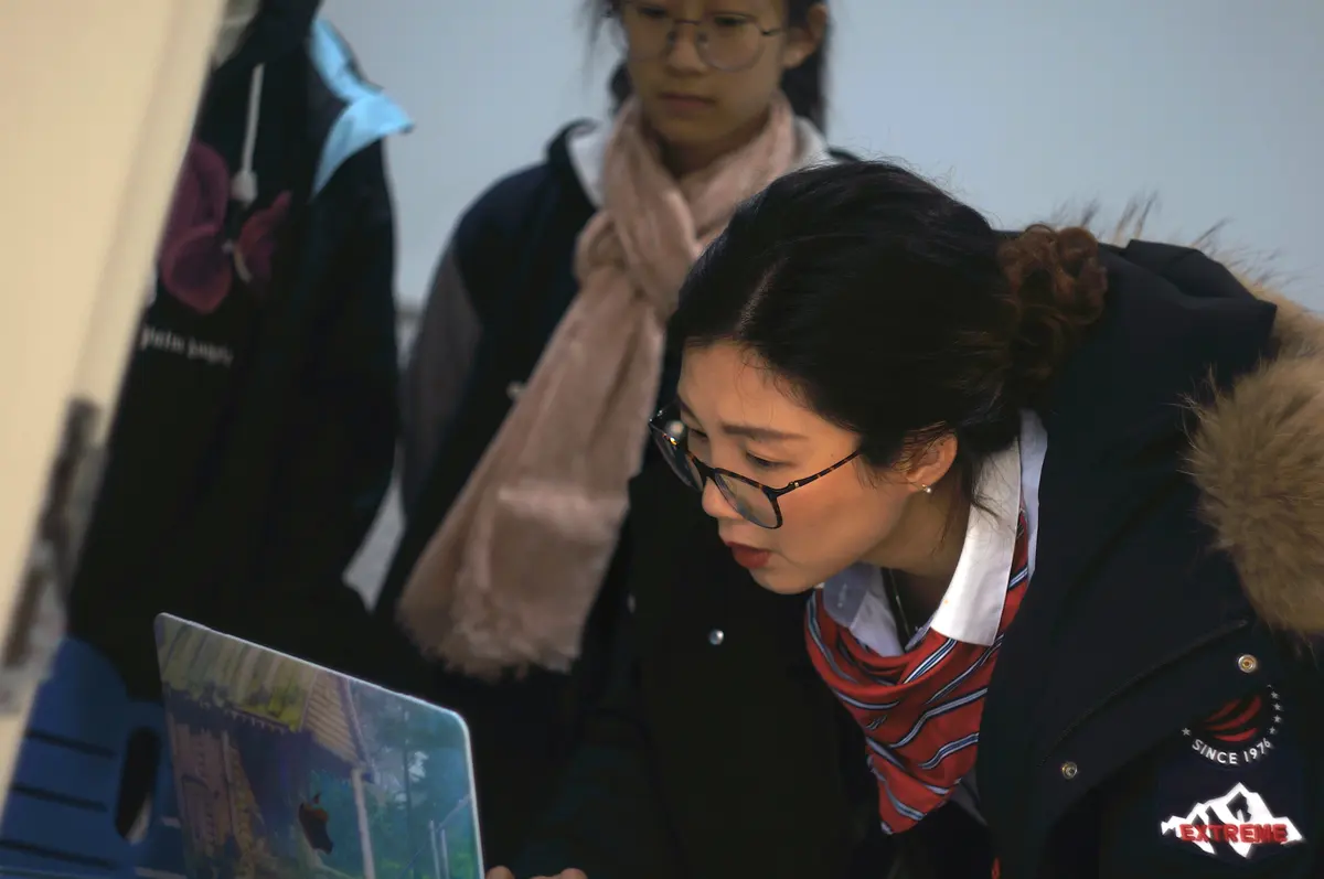 学生使用电脑参加双向课堂或项目学习