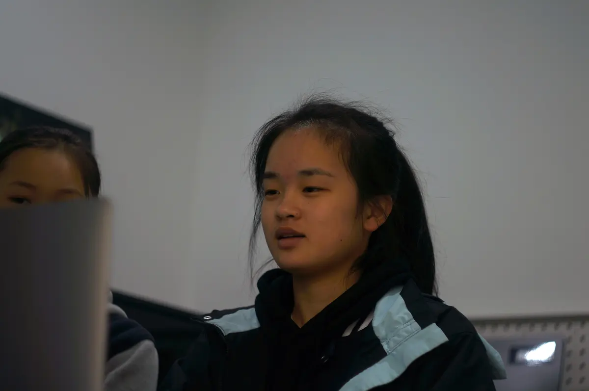 学生在课堂内参加双向学习或交流