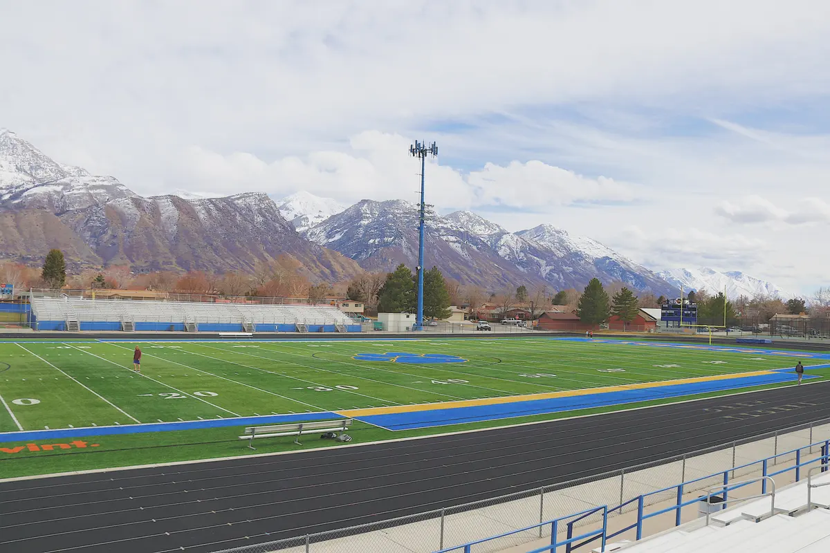 Orem High School田径场与瓦萨奇山景