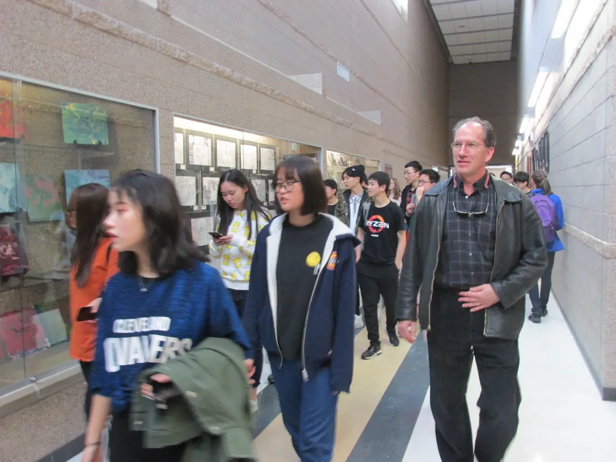 学生和教师参观Orem High School校园走廊
