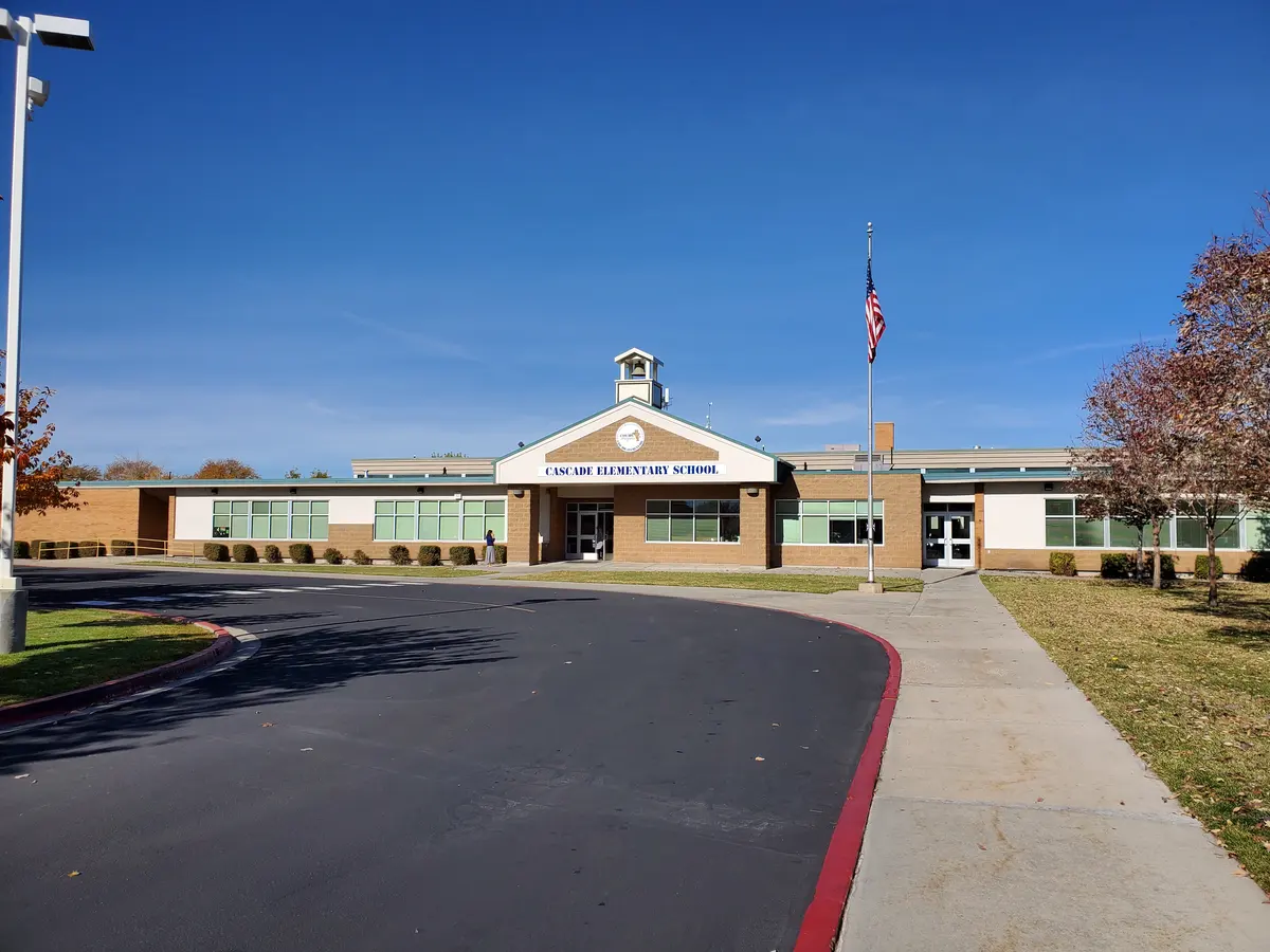 Cascade Elementary School正门与校园道路