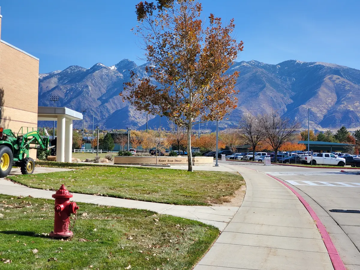 美国学校校园道路教学楼与山景