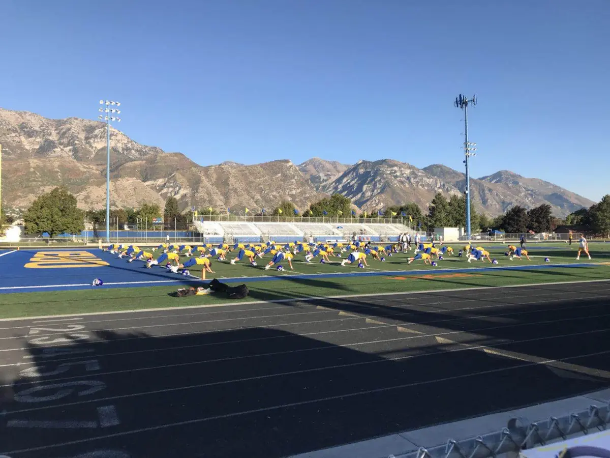 Orem High School 运动场、山景与校园旗帜