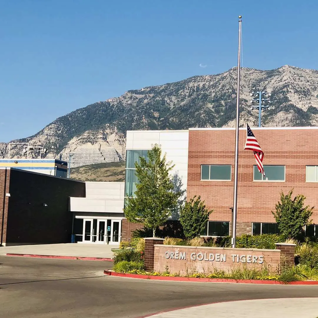 Orem High School 校舍外观、美国国旗与山地环境