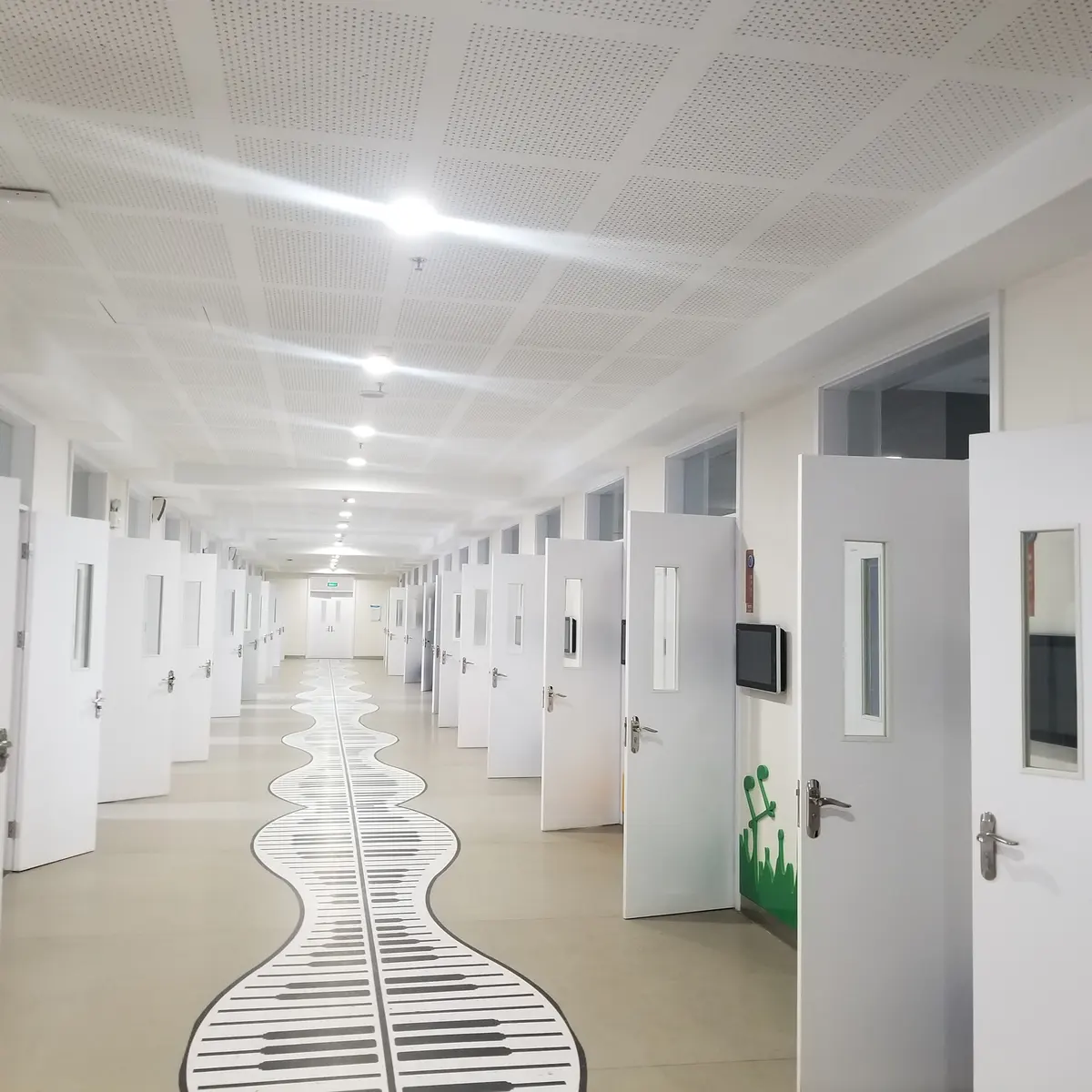 中国合作学校明亮整洁的教学楼走廊