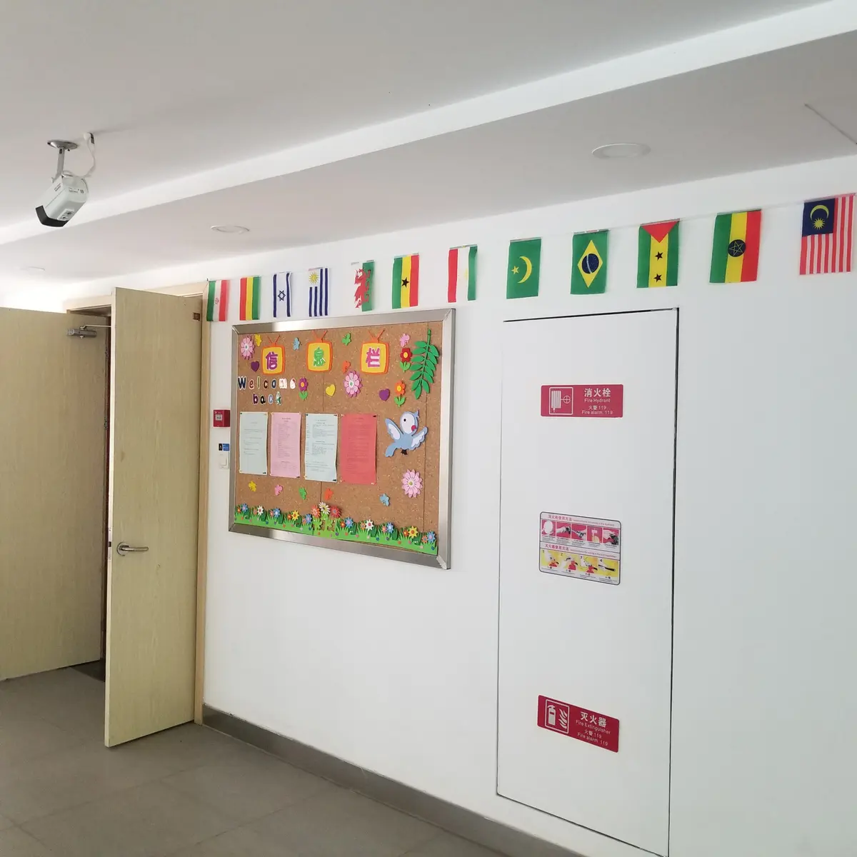 中国合作学校国际文化主题教室与多国旗帜布置
