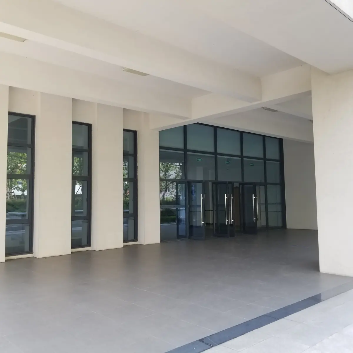 中国合作学校教学楼入口与公共空间