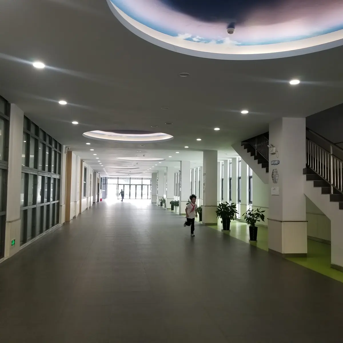 中国合作学校现代教学楼走廊与公共空间