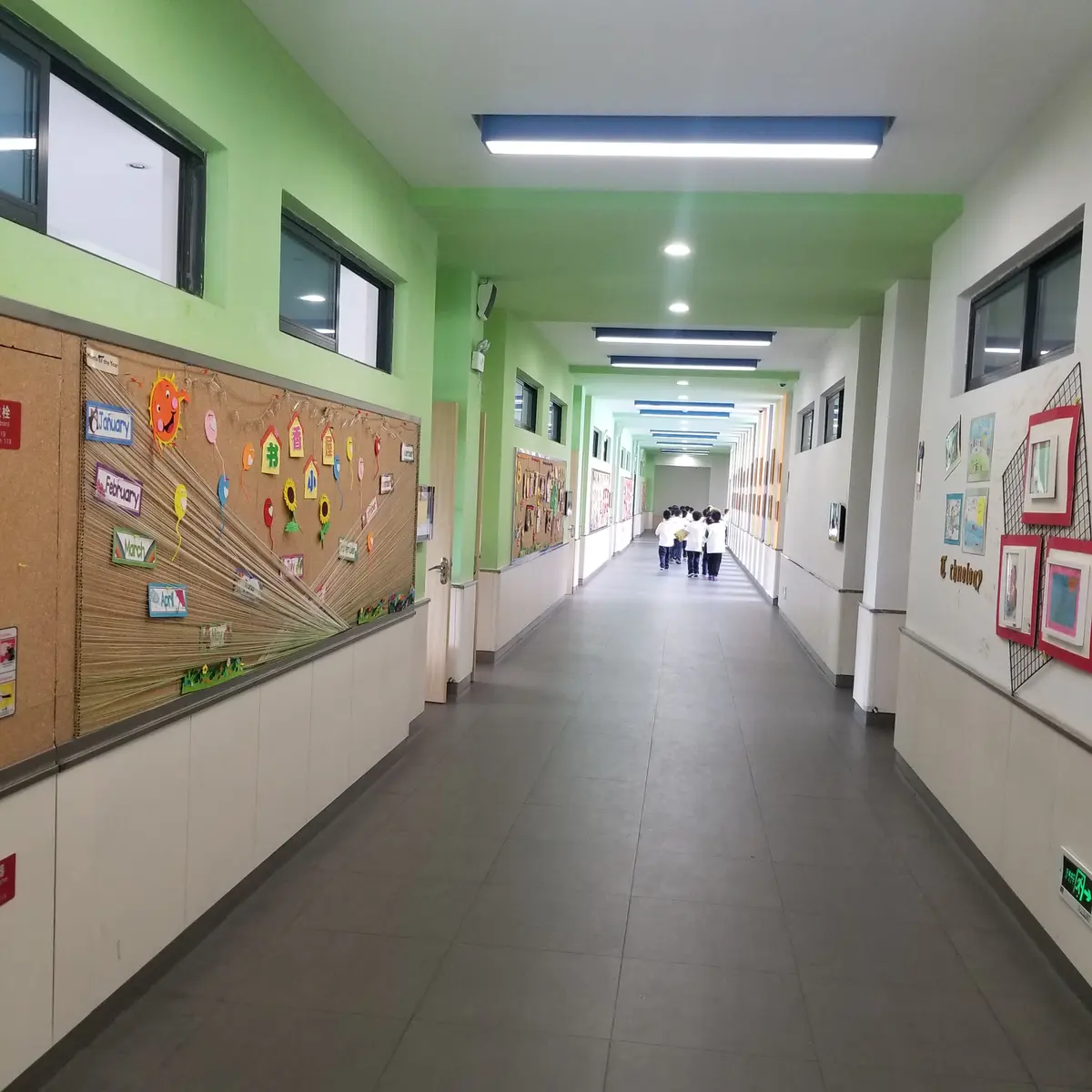 合作学校整洁明亮的教学楼走廊