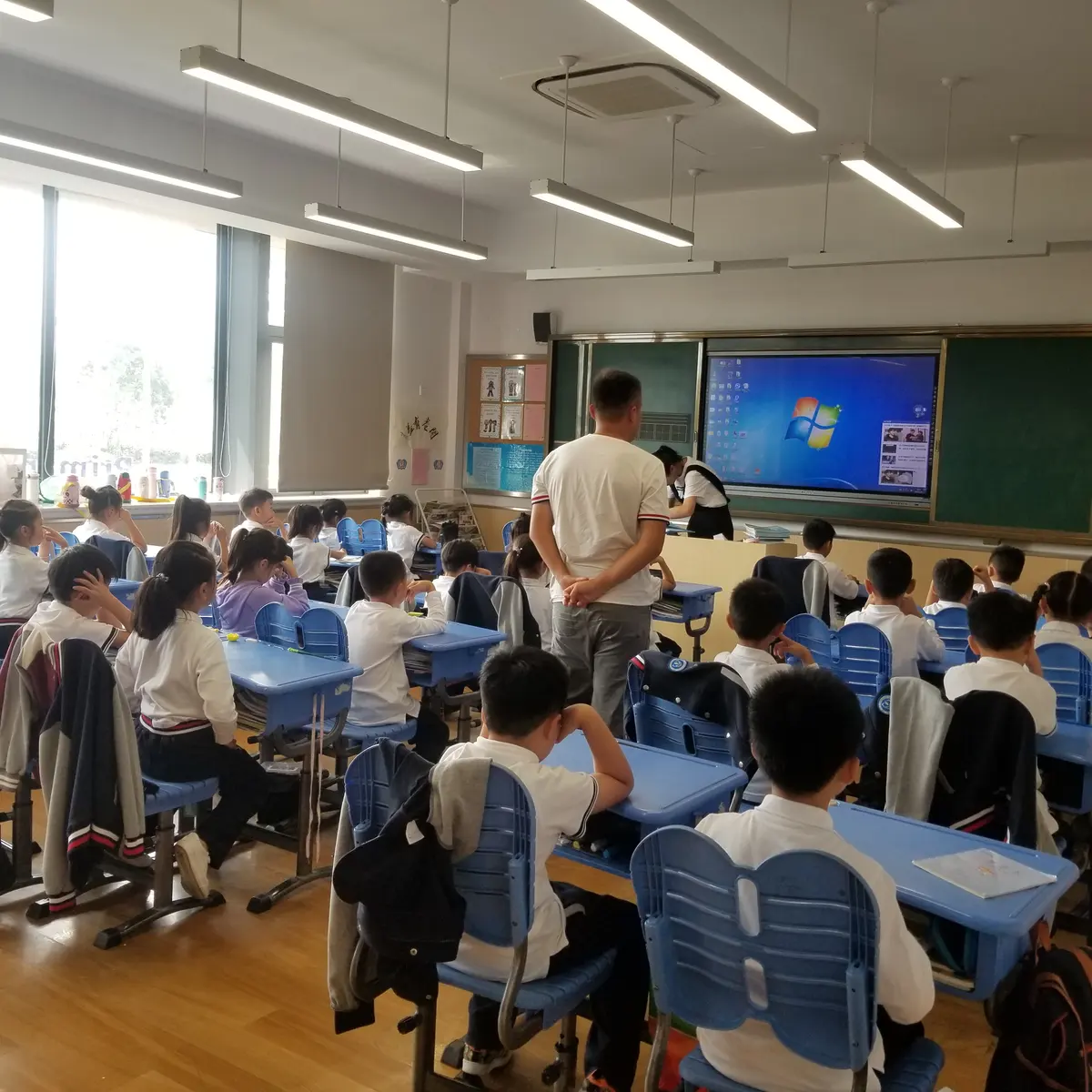 合作学校教师在课堂中开展项目讲解