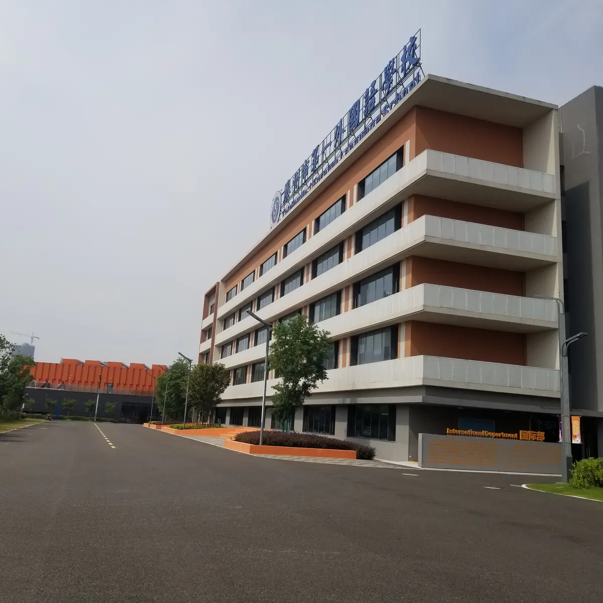 合作学校教学楼与校园道路