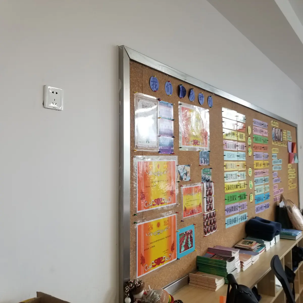 合作学校走廊内的学生作品与课程展示板