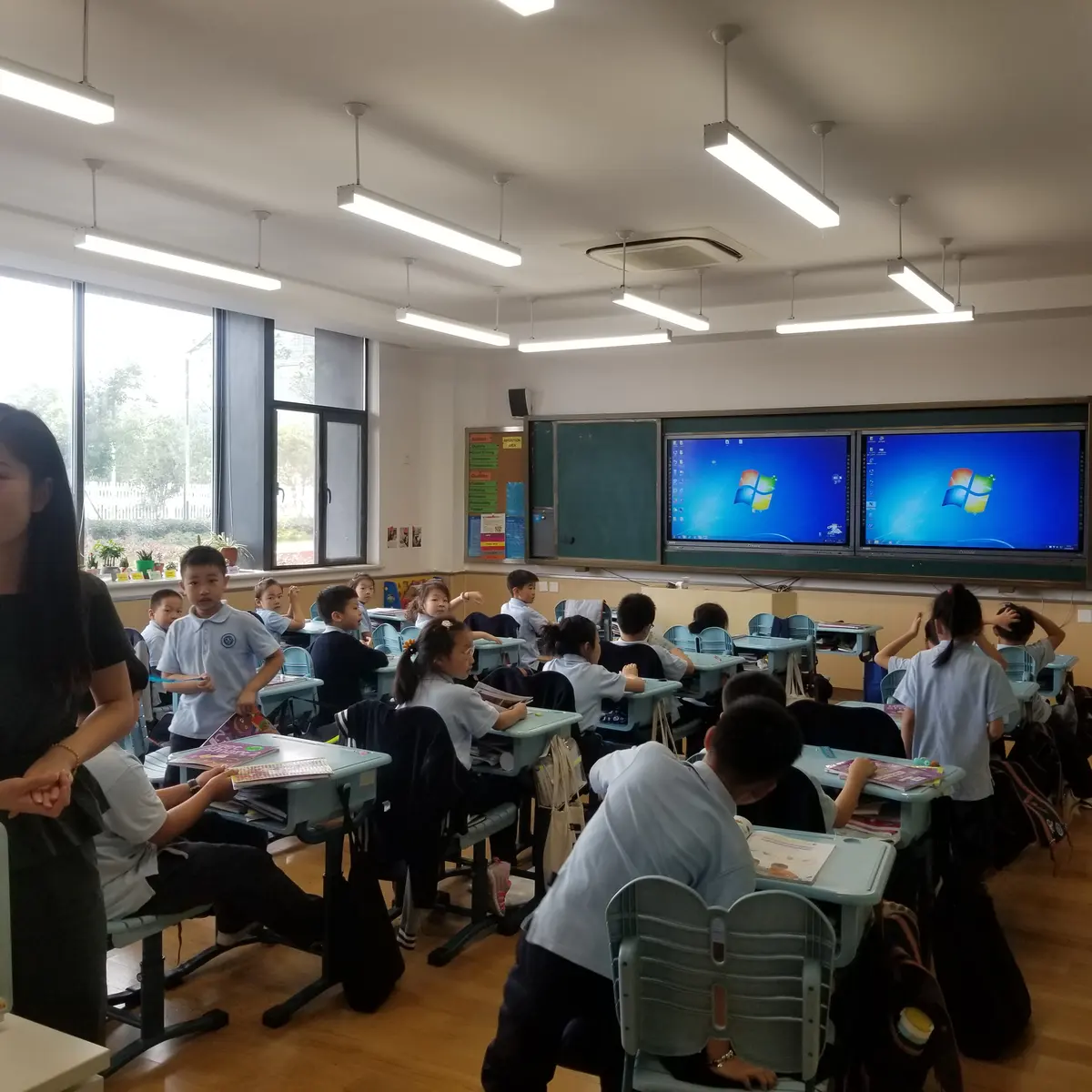 合作学校教师在课堂中组织学生学习