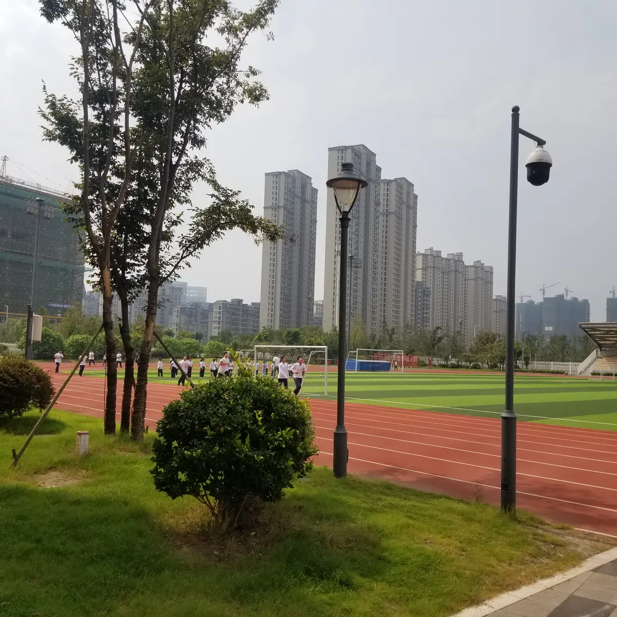 中国合作学校户外运动场与校园周边环境