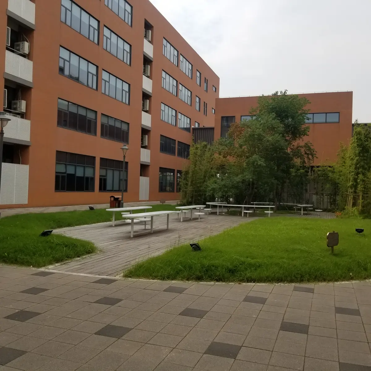 中国合作学校教学楼与校园庭院