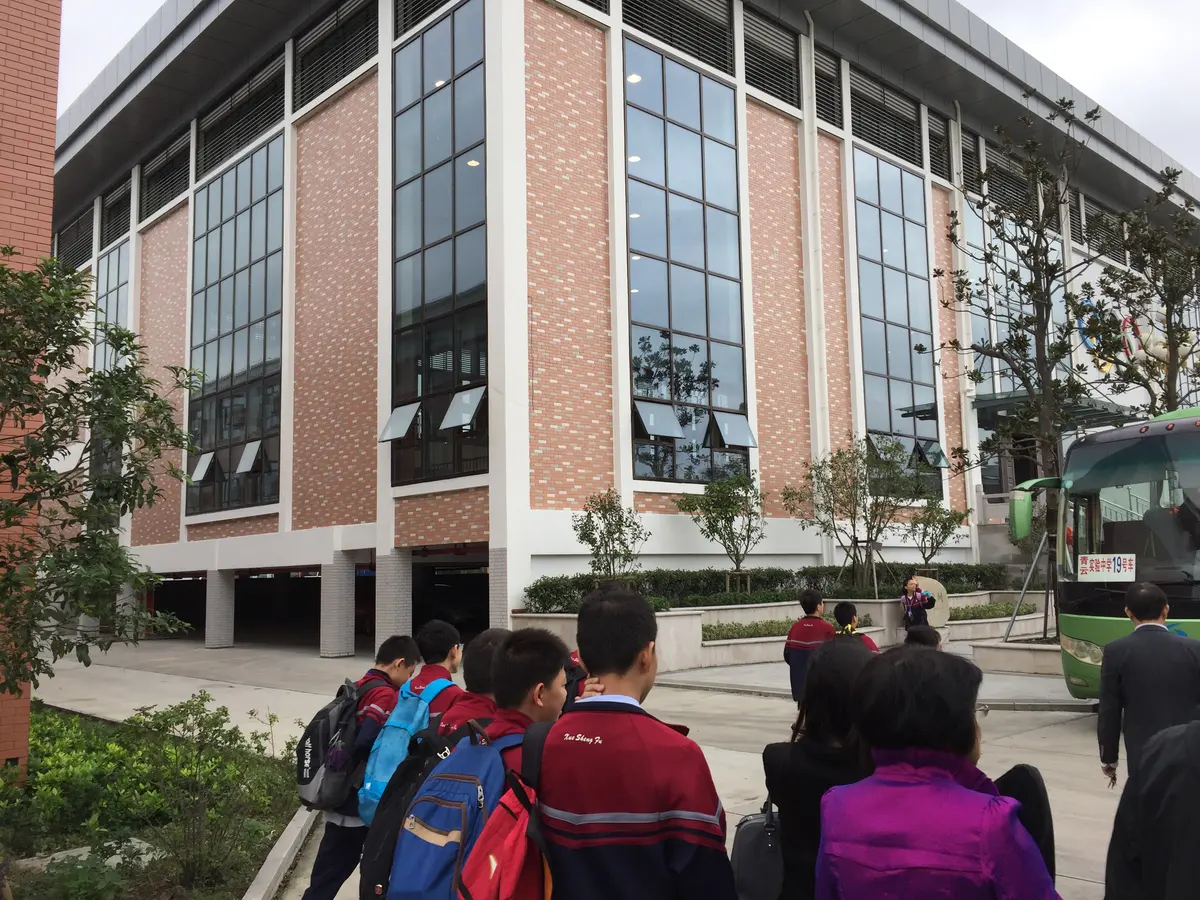 学生参观中国学校现代教学楼
