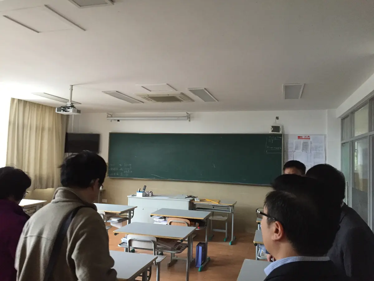 中国学校普通教室与学生上课场景