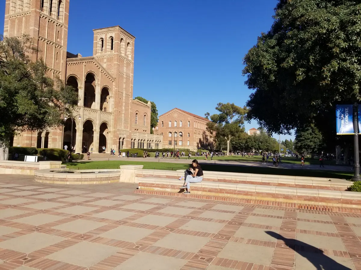 加州大学洛杉矶分校校园历史建筑与广场