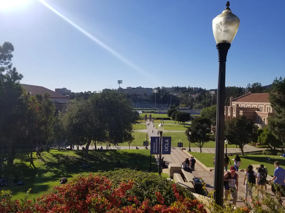 加州大学洛杉矶分校校园广场与教学楼
