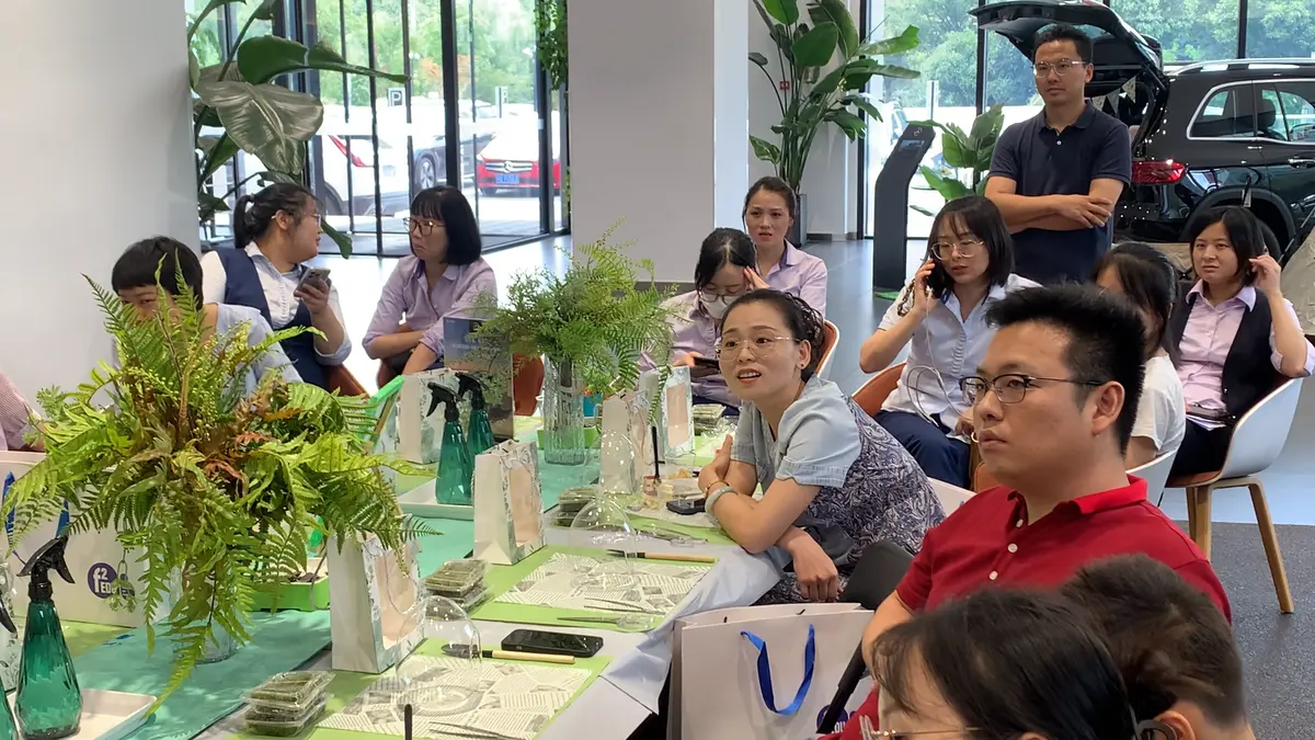 F²EDU团队与家长或合作人员参加线下说明活动