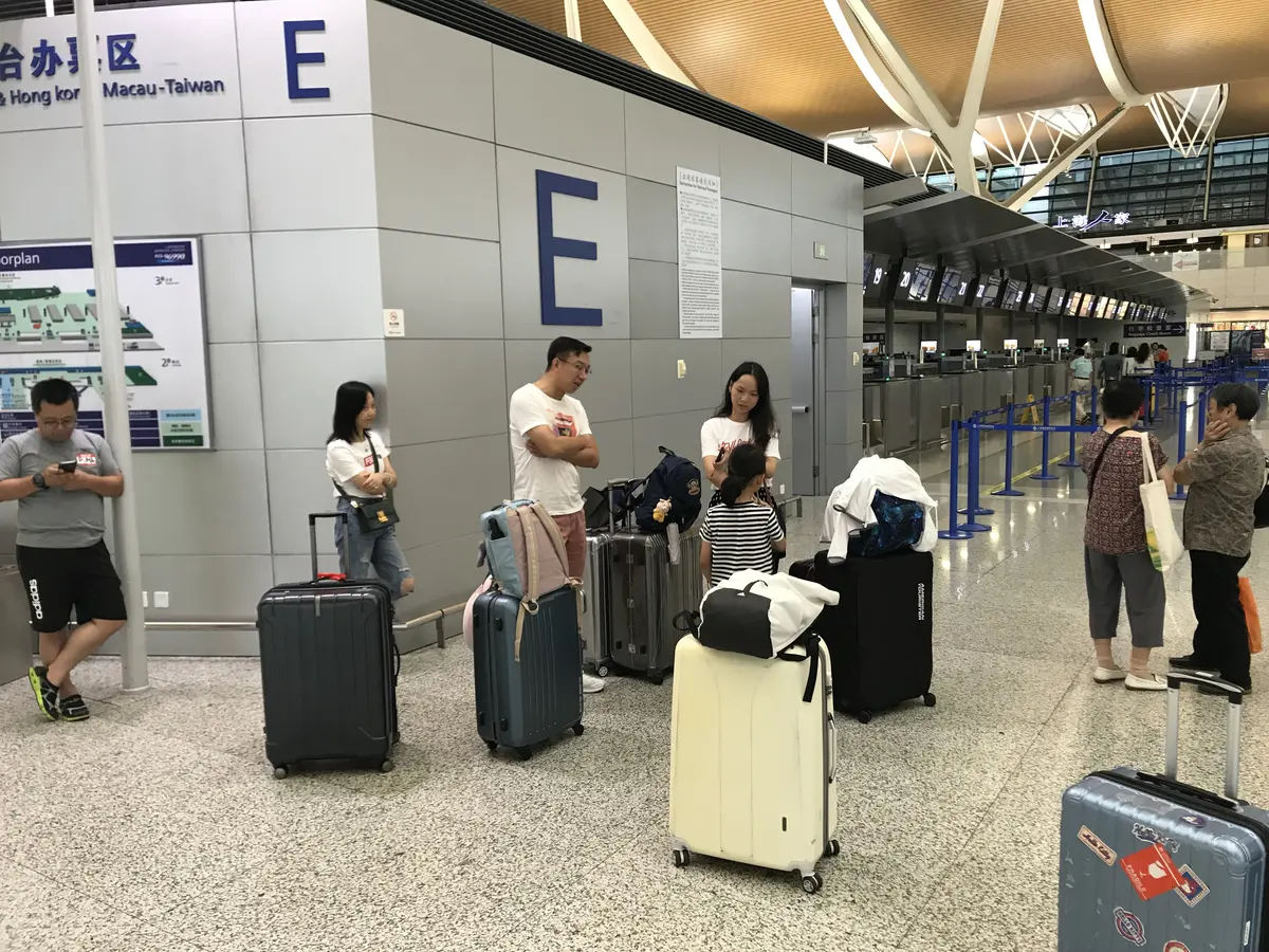 学生携带行李在美国机场集合