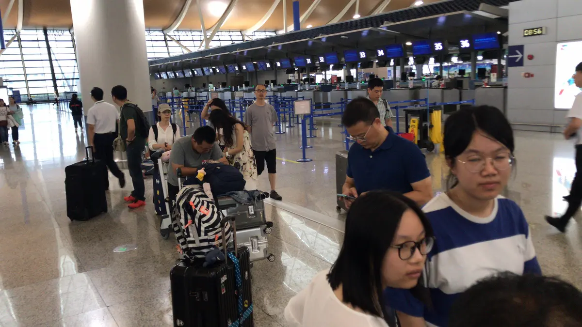 学生携带行李在美国机场集合