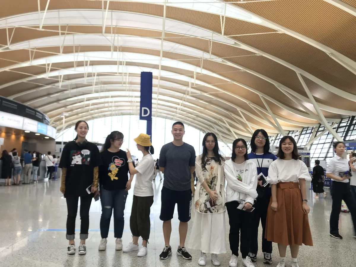 学生与项目人员携带行李在美国机场合影，记录赴美抵达节点