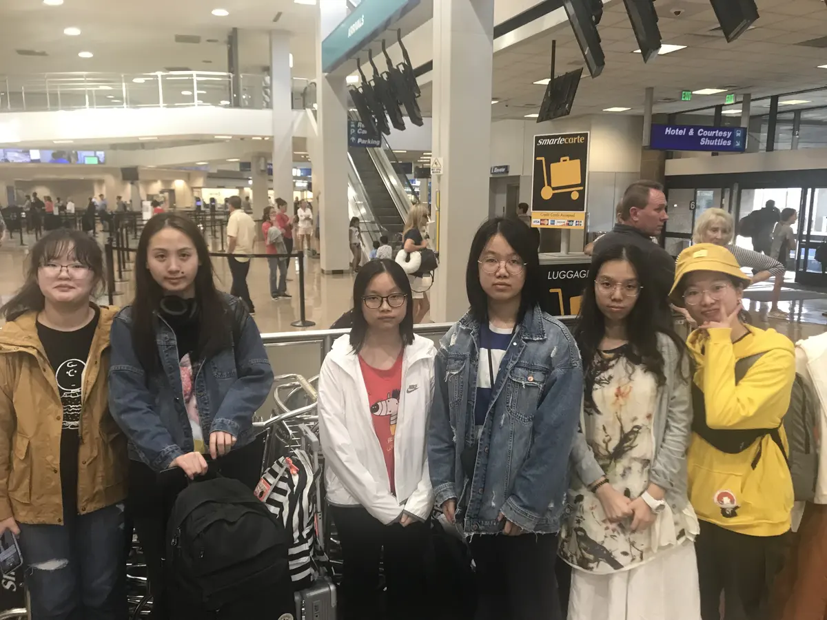 中国学生抵达美国机场后集体合影