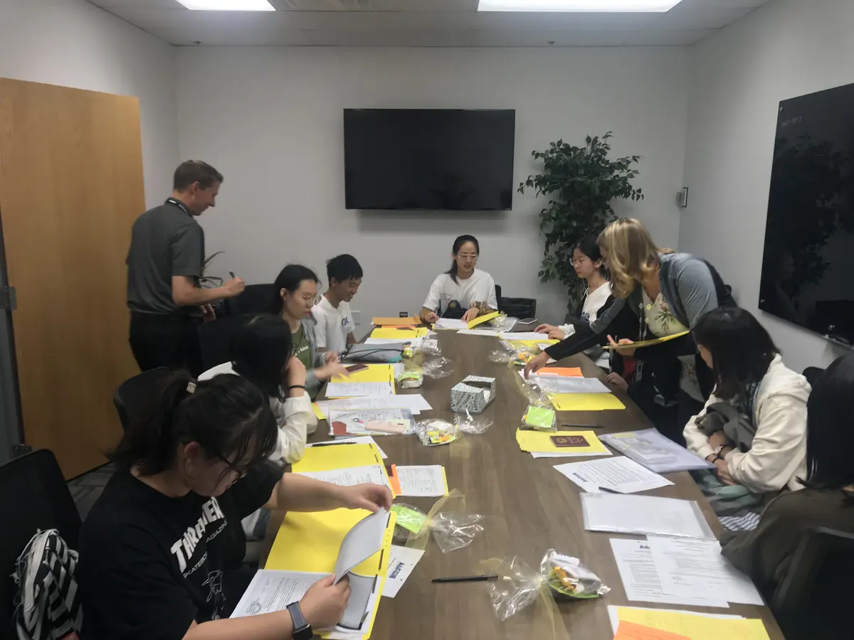 教师带领学生开展小组课程与任务讨论