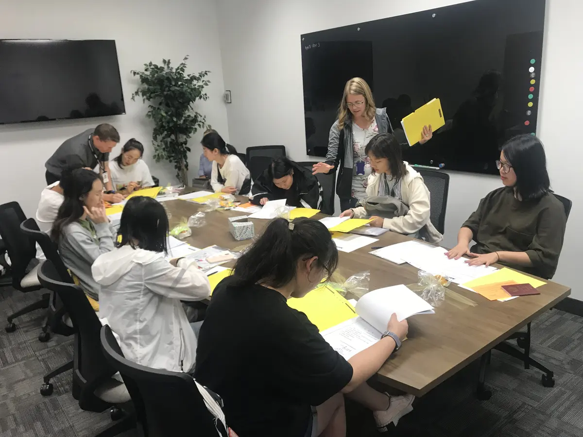 教师带领学生围桌开展课程任务与小组讨论