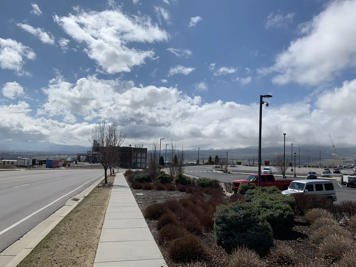犹他州社区道路与开阔山景