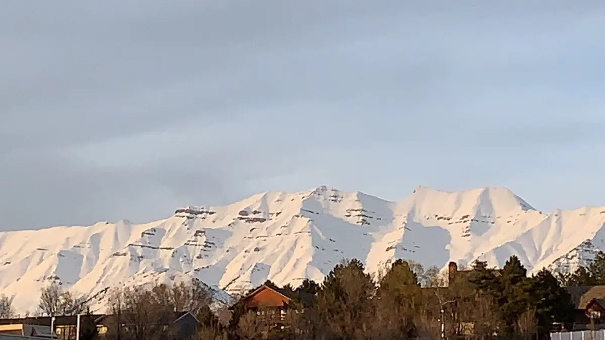 犹他州冬季雪山与社区景观