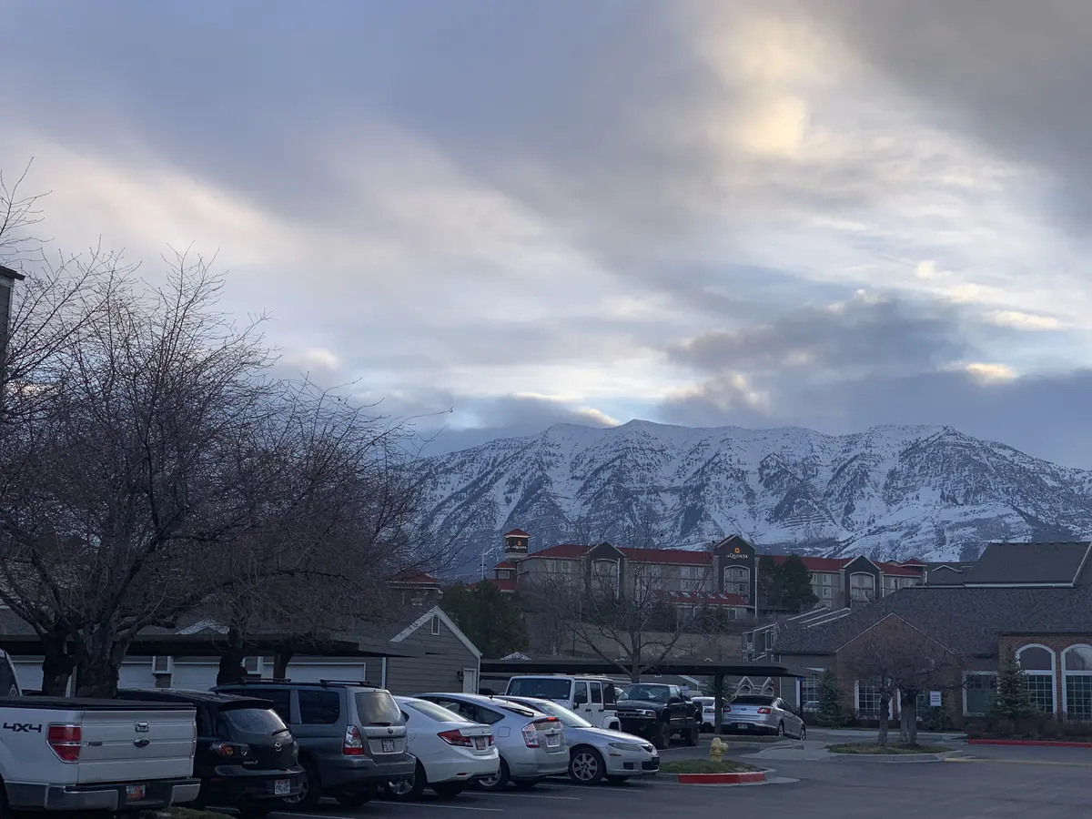 犹他州冬季雪山、住宅与社区景观