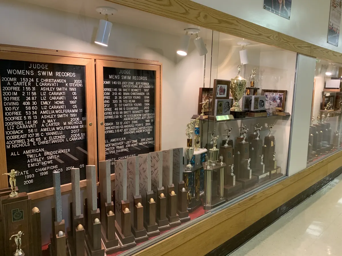 美国高中校队奖杯与荣誉展示柜的另一视角