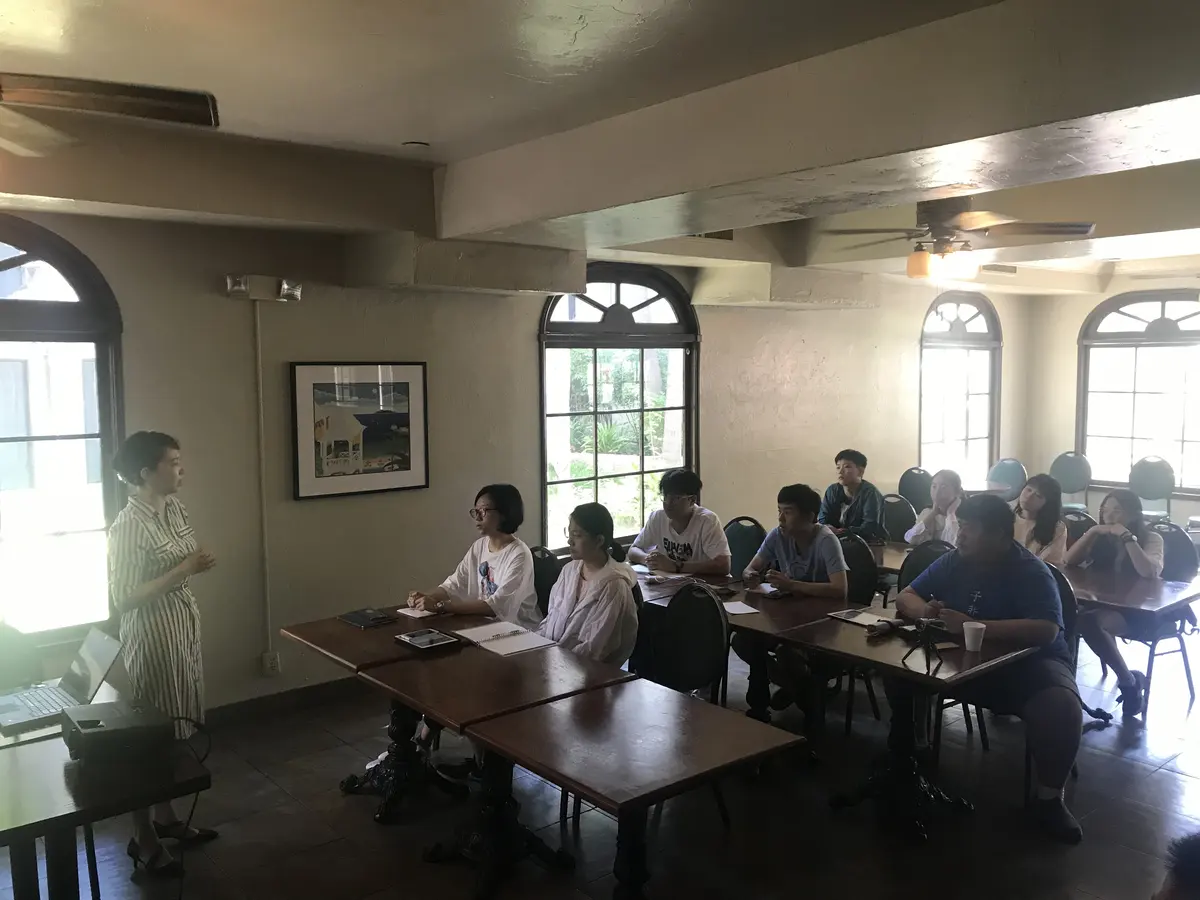 学生在美国校园教室参加介绍会或交流活动