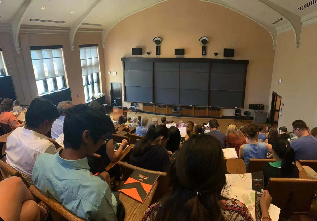 学生团队在美国大学阶梯教室参加课程或介绍会