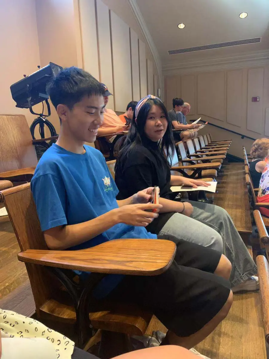 学生在美国大学课堂参加课程或介绍会