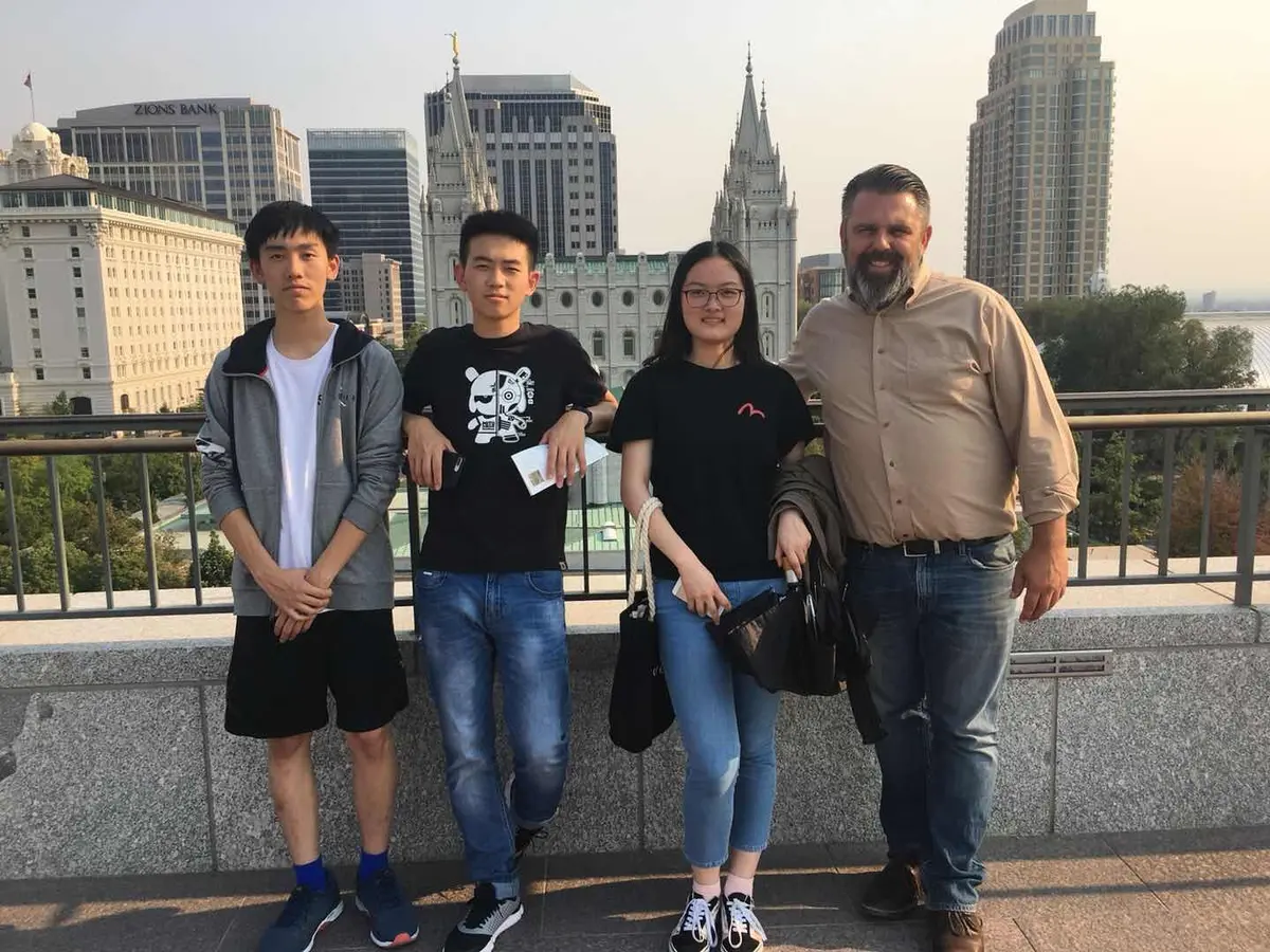 中国学生与美国教师在大学访问行程中合影