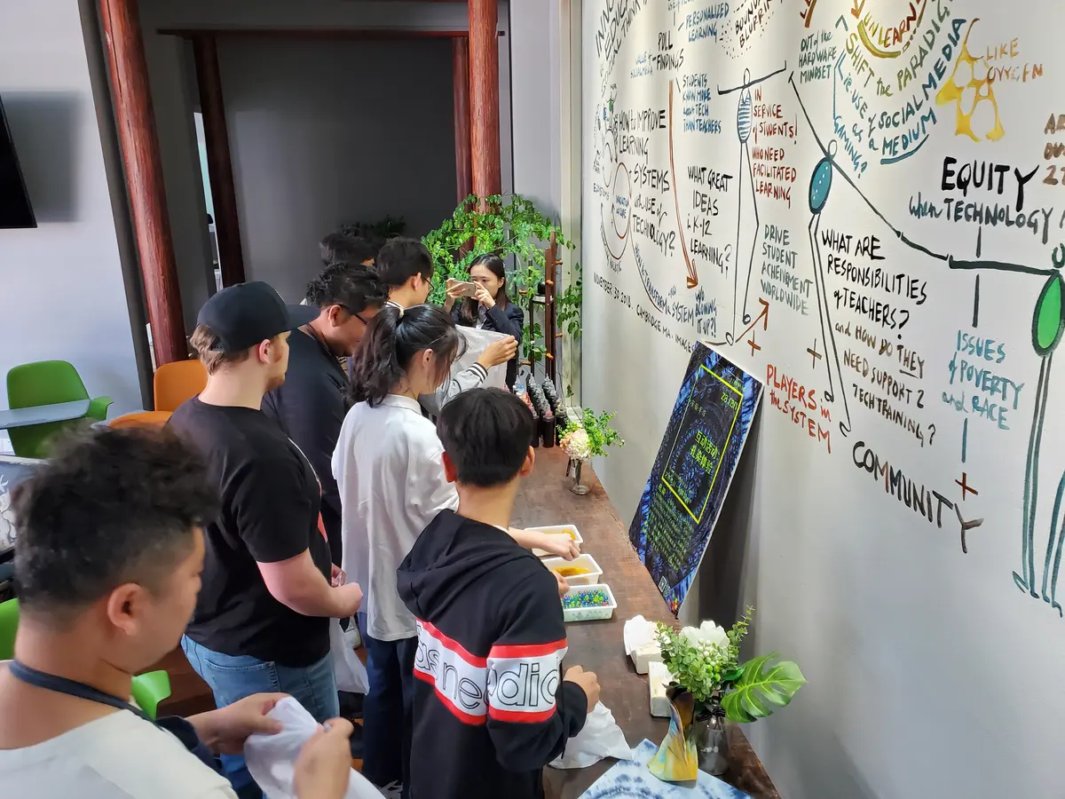 美国高中学生在 F²EDU 苏州中国总部参加交流活动