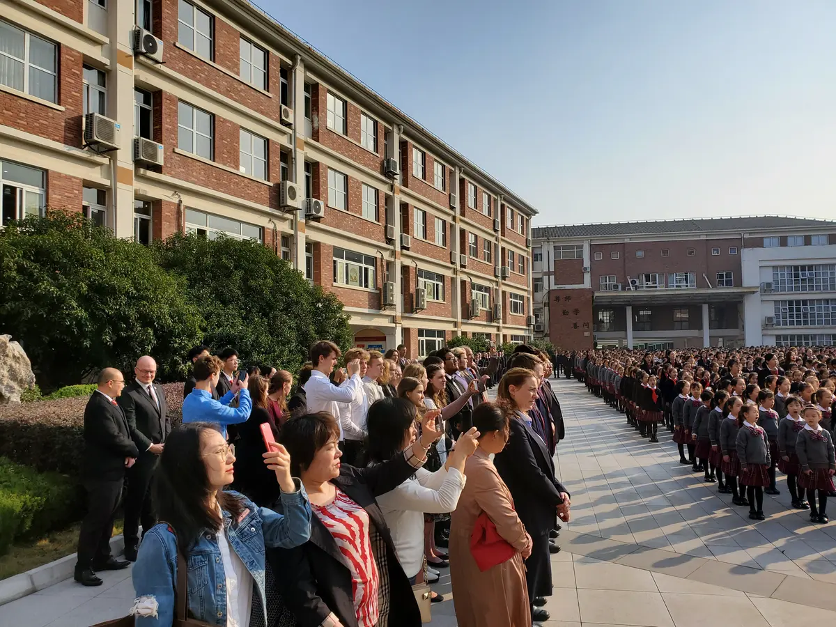 学生在中国合作学校参加大型集体活动