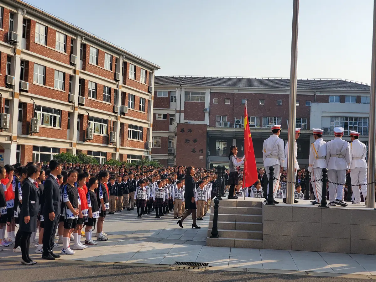 学生在中国合作学校参加大型集体活动