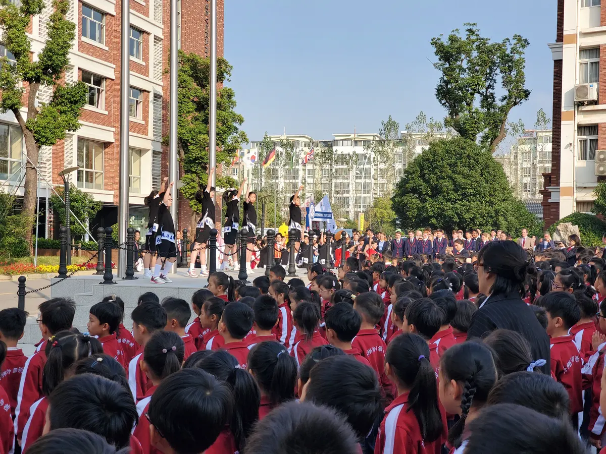 学生在中国合作学校参加大型集体活动
