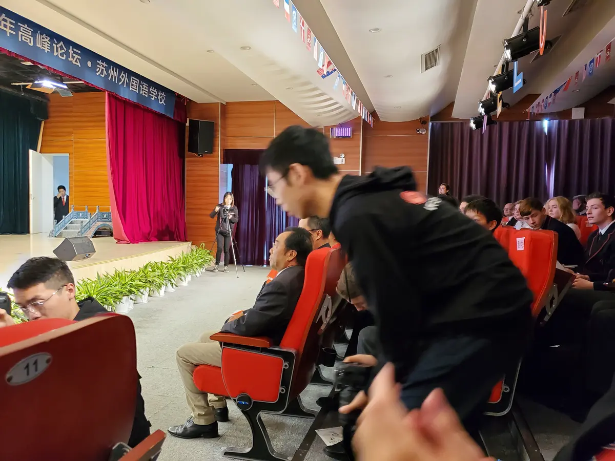 学生在中国合作学校礼堂参加大型活动