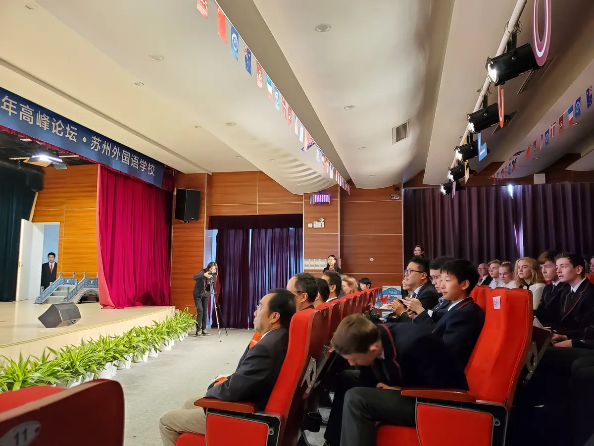 学生在中国合作学校礼堂参加大型活动