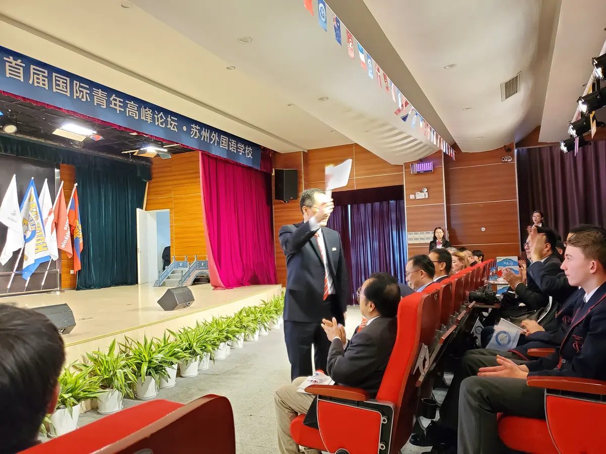 学生在中国合作学校礼堂参加大型活动