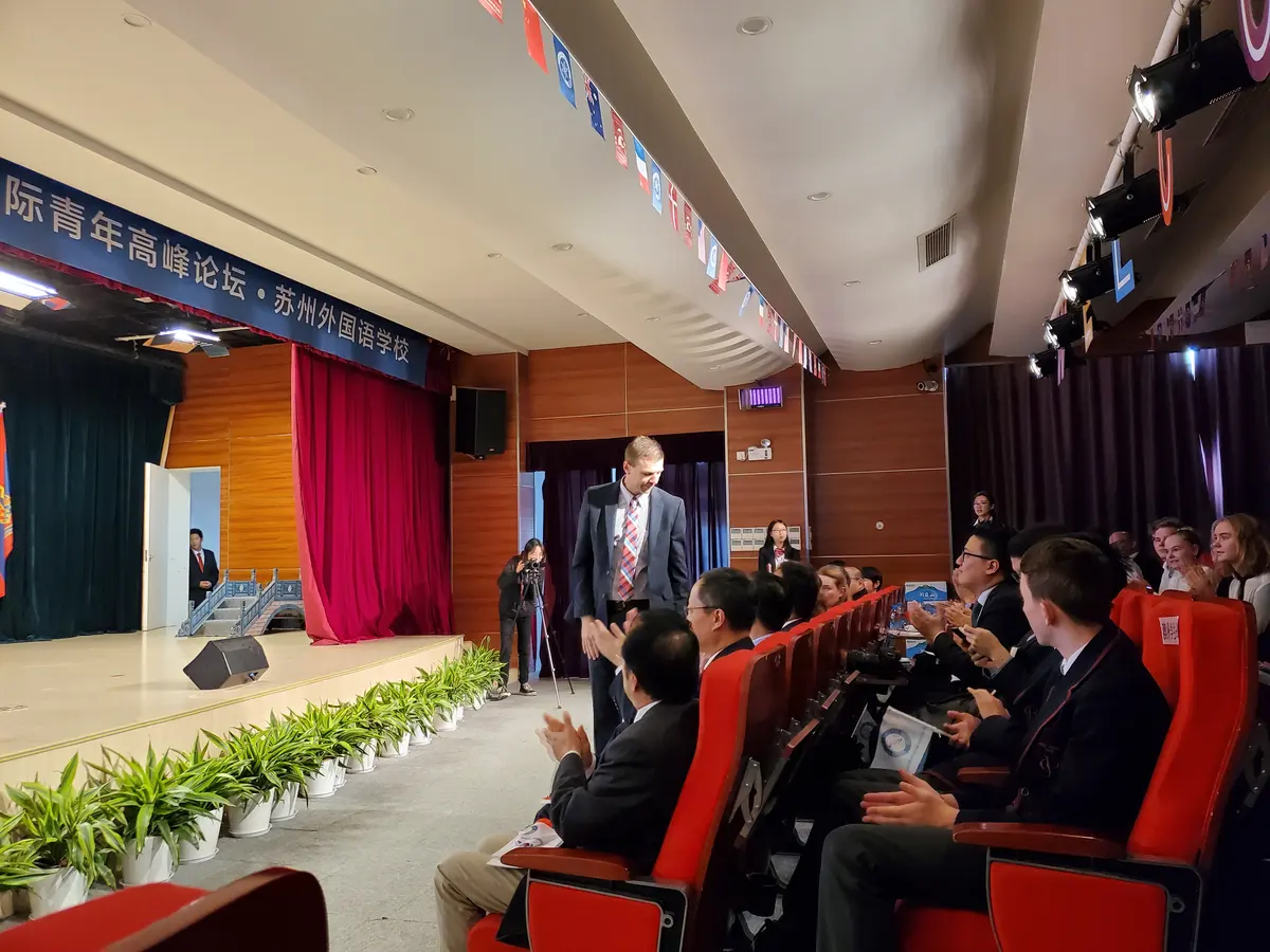 学生在中国合作学校礼堂参加大型活动