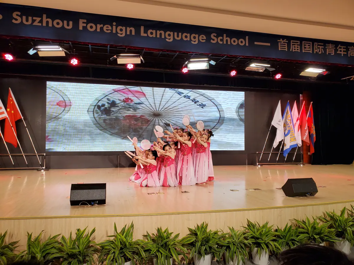 苏州外国语学校国际青年活动学生舞台表演的另一画面