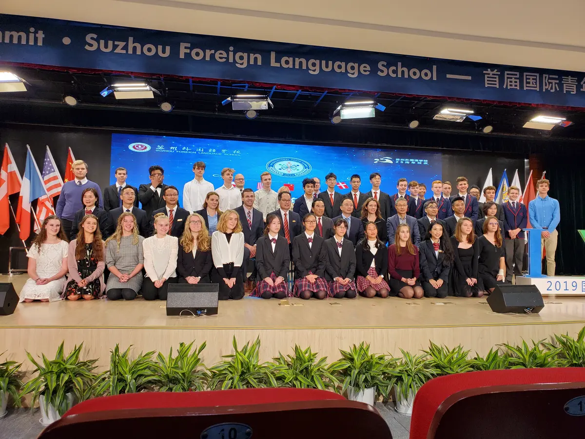 苏州外国语学校国际青年活动嘉宾与学生全体合影
